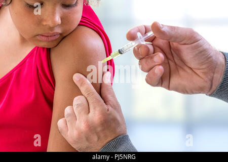 La vaccinazione. Giovane ragazzo riceve la vaccinazione La vaccinazione di salute professionale lavoratore, concentrarsi sullo spallamento Foto Stock