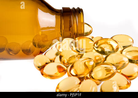 Medicina bottiglia riempita con golden capsule di gel Foto Stock