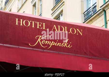 Berlino, Germania - 15 Maggio 2018: Hotel Adlon Kempinski logo su hotel occupa un edificio vicino alla Porta di Brandeburgo il 15 maggio 2018 a Berlino, Germania. Foto Stock