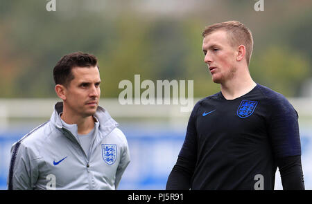 In inghilterra il portiere Giordania Pickford (a destra) durante una sessione di allenamento presso il St Georges' Park, Burton Foto Stock