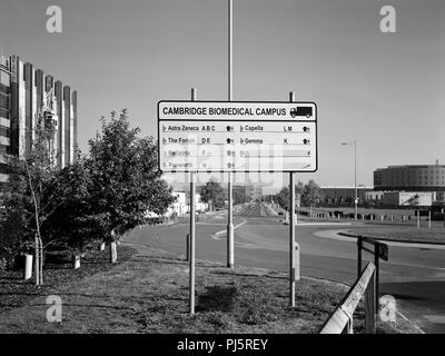 Segno di direzione per la consegna dei veicoli al Cambridge Campus Biomedico Foto Stock