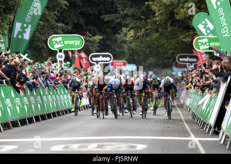 Quick Step pavimento è Julian Alaphilippe (centro) sul suo modo di vincere la terza fase dell'Ovo Energy Tour della Gran Bretagna 2018 a Bristol. Foto Stock