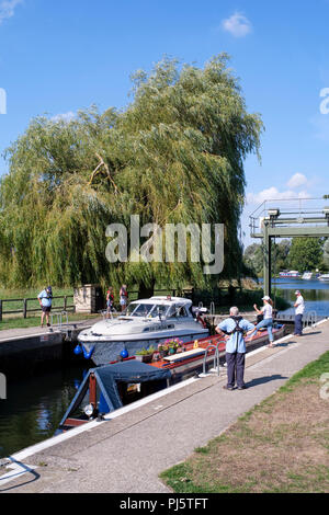 Barche passando attraverso il blocco di Houghton sul Fiume Great Ouse, Mill Lane, Houghton e Wyton, Cambridgeshire, Regno Unito Foto Stock