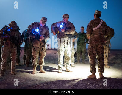 Troopers dal 1° Stormo, 98reggimento di cavalleria, 155Armored Brigade Combat Team, prova la loro grinta nei confronti del compagno troopers durante una tradizione onorata evento conosciuto come uno sperone ride a Camp Buehring, Kuwait da Agosto 27-30. Questo evento di quattro giorni prove la loro elasticità mentale e fisica. (U.S. Esercito nazionale Guard photo by Staff Sgt. Michael Williams) Foto Stock