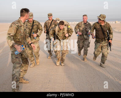 Troopers dal 1° Stormo, 98reggimento di cavalleria, 155Armored Brigade Combat Team, prova la loro grinta nei confronti del compagno troopers durante una tradizione onorata evento conosciuto come uno sperone ride a Camp Buehring, Kuwait da Agosto 27-30. Questo evento di quattro giorni prove la loro elasticità mentale e fisica. (U.S. Esercito nazionale Guard photo by Staff Sgt. Michael Williams) Foto Stock