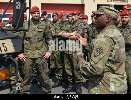 Membri della Bundeswehr, 6 società di Polizia Militare reggimento viaggiato a US Army Headquarters Europa su argilla Kaserne in Germania per partecipare con i loro omologhi americani il 529th polizia militare per una familiarizzazione con alcuni degli strumenti da noi operato di polizia militare in Germania. 30 da truppe Bruchsal visitato come parte del "leader civico Programma di impegno" (CLEP) che serve a rinforzare militari Usa i collegamenti con la comunità. Un noi esercito militare ufficiale di polizia parla attraverso le funzionalità e le caratteristiche della M11-17, più comunemente noto come l'ASV. Foto Stock