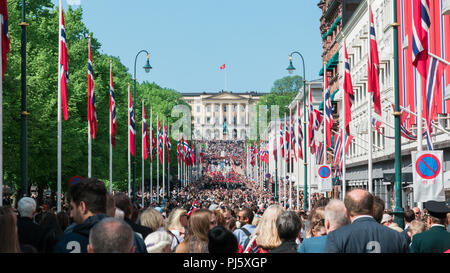 Giornata della Costituzione norvegese, 17th maggio, vista dalla porta Karl Johans, Oslo, Norvegia Foto Stock