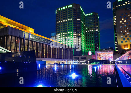 Montreal, Canada 3 Settembre, 2018. Complexe Desjardins come si vede dalla Place des Arts plaza di notte. Credit:Mario Beauregard/Alamy Live News Foto Stock