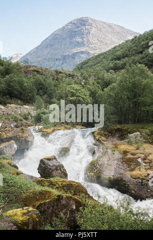 Cascate dal Ghiacciaio Briksdal in Jostedalsbreen National Park, Norvegia Foto Stock
