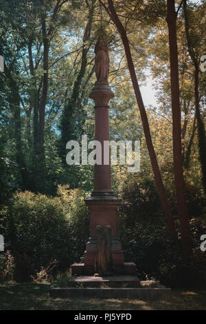 Cimitero colonna con la statua di headless nel cimitero di Nunhead, London, England, Regno Unito Foto Stock