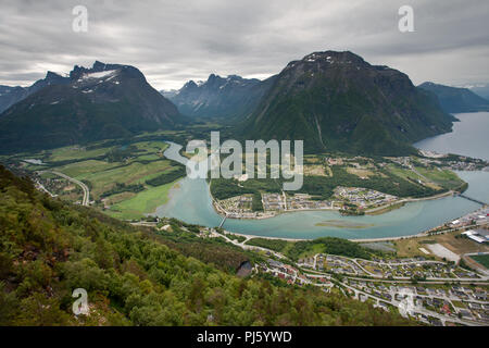 Città Andalsnes e Rauma fiume dalla Rampestreken Foto Stock