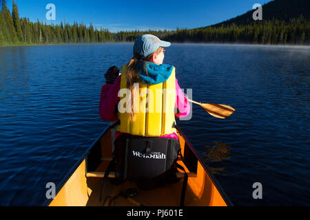 In canoa sul Po Cultus Lago, Deschutes National Forest, Cascade Lakes National Scenic Byway, Oregon Foto Stock