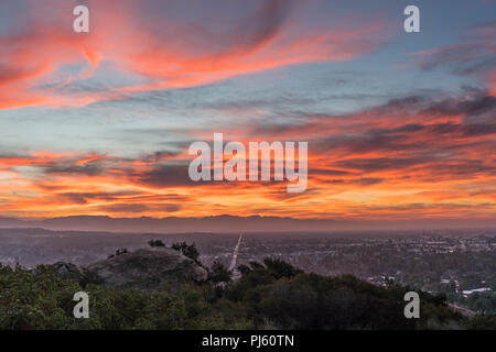 Alba vista su tutta la valle di San Fernando verso le montagne di San Gabriel a Los Angeles, California. Foto Stock