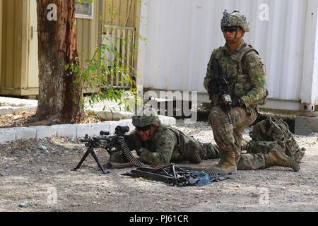 Soldati del secondo battaglione ventitreesimo Reggimento di Fanteria fornire SECFOR durante un controllo di polizia missione consultiva nella provincia di Nangarhar, Afghanistan, 27 agosto 2018. Foto Stock