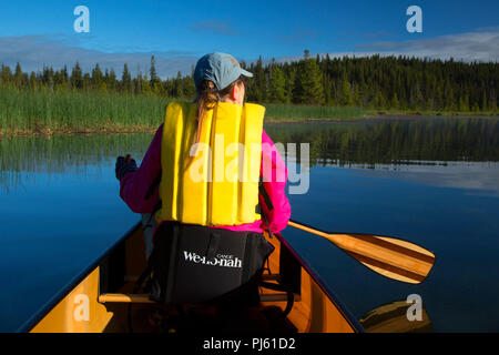 Canottaggio sul lago Hosmer, Deschutes National Forest, Cascade Lakes National Scenic Byway, Oregon Foto Stock