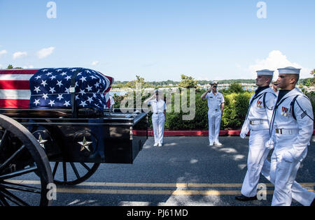 180902-N-OI810-586 Annapolis, Md. (sett. 2, 2018) aspiranti guardiamarina omaggio alla fine John McCain come a cavallo il cassettone trasporta la sua bandiera-drappeggiato scrigno all'Accademia Navale degli Stati Uniti cimitero per la sua sepoltura, servizio sett. 2, 2018. John Sidney McCain, III si è laureato dall'Accademia Navale degli Stati Uniti in 1958. Egli è stato un pilota della marina degli Stati Uniti dal 1958 fino al 1981. Dal 1967 al 1973 egli è stato un prigioniero di guerra nel Vietnam. Ha ricevuto numerosi premi, tra cui la stella d'argento, legione di merito, cuore viola e Distinguished Flying Cross. (U.S. Navy foto di comunicazione di massa specia Foto Stock