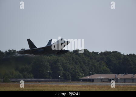 Un U.S. Air Force F-22 Raptor dalla 95th Fighter Squadron, 325Fighter Wing, a Tyndall Air Force Base Fla., decollo da Spangdahlem Air Base, Germania, il 29 agosto 2018. F-22s sono di rientrare a casa dopo il completamento di una formazione di volo di implementazione con altri partner della NATO. Foto Stock