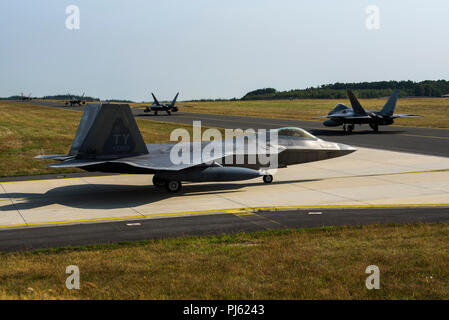 Stati Uniti Air Force F-22 rapaci dalla 95th Fighter Squadron, 325Fighter Wing, Tyndall Air Force Base, Fla., taxi sul flightline a Spangdahlem Air Base, Germania, il 29 agosto 2018. Il velivolo preparato in partenza dopo essere stato distribuito in Europa per diverse settimane per allenarsi con le forze alleate. Foto Stock