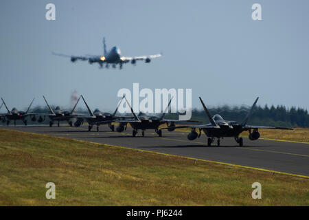 Stati Uniti Air Force F-22 rapaci dalla 95th Fighter Squadron, 325Fighter Wing, Tyndall Air Force Base, Fla., taxi sul flightline a Spangdahlem Air Base, Germania, il 29 agosto 2018. La 95th FS distribuite per Spangdahlem per condurre la familiarizzazione addestramento di volo con U.S. Forze Aeree in forze Europe-Air Africa aeromobili e gli avieri. (U.S. Air Force foto di Airman 1. Classe Valerie Seelye) Foto Stock