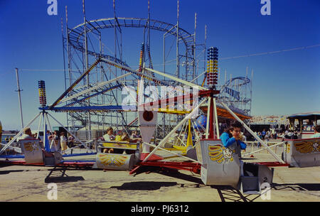 Clarence Pier luna park, Southsea, Hampshire, Inghilterra, Regno Unito. Circa ottanta Foto Stock