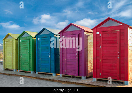 Colorate capanne in legno sulla Spiaggia di Arenales del Sol, Valencia, Spagna, Europa. Sunny, giornata di vacanza. Foto Stock