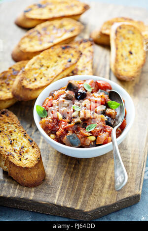 Caponata di melanzane crostini o bruschetta all'aglio pane Foto Stock