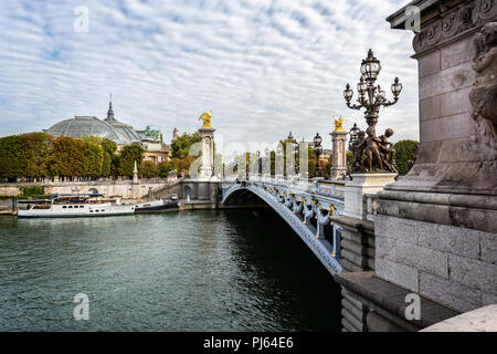 Vista guardando attraverso gli ornati Alexander III ponte verso il Grand Palais di Parigi in Francia il 26 agosto 2018 Foto Stock