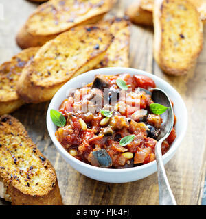 Caponata di melanzane crostini o bruschetta all'aglio pane Foto Stock