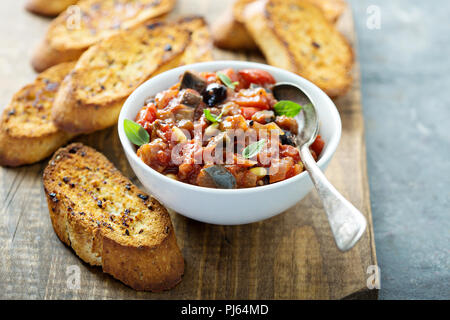 Caponata di melanzane crostini o bruschetta all'aglio pane Foto Stock