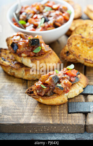 Caponata di melanzane crostini o bruschetta all'aglio pane Foto Stock