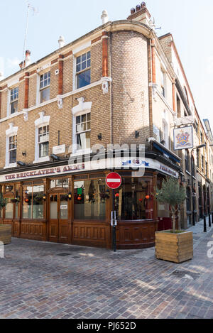 Il muratore di braccia a Charlotte Road, Shoreditch, East London, England, Regno Unito Foto Stock