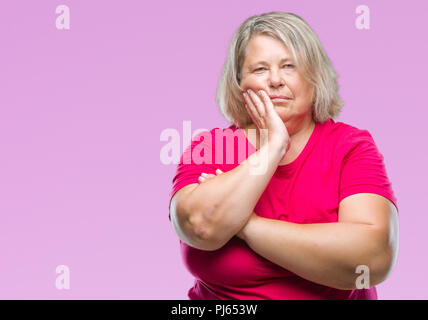 Senior plus dimensione donna caucasica su sfondo isolato pensare guardando stanco ed annoiato con depressione problemi con bracci incrociati. Foto Stock