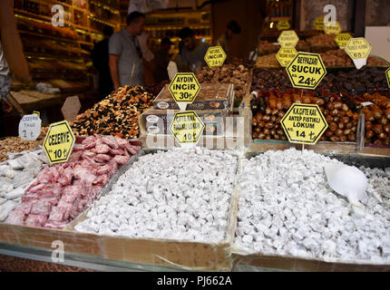 (180904) -- Istanbul, Sett. 4, 2018(Xinhua) -- Foto scattata il 7 settembre 4, 2018 mostra fondenti turca in un mercato di Istanbul, Turchia. Bagno turco inflazione accelerata in agosto al suo tasso più veloce in 15 anni, esercitare maggiore pressione sul già più debole di lira, mentre la banca centrale ha accennato ad un aumento dei tassi d interesse la prossima settimana. (Xinhua/Egli Canling) (yg) Foto Stock