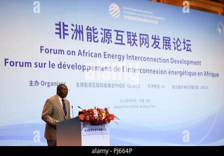 (180904) -- PECHINO, Sett. 4, 2018 (Xinhua) -- Thomas Kwesi Quartey, vice presidente della Commissione dell'Unione Africana, indirizzi il Forum su energia africana di sviluppo di interconnessione a Pechino Capitale della Cina, Sett. 4, 2018. Come evento collaterale del 2018 il vertice di Pechino del Forum di cooperazione sino-africano (FOCAC), il forum è organizzato da l'energia globale di sviluppo di interconnessione e Organizzazione di cooperazione (GEIDCO), l Unione Africana (AU) e la Commissione economica delle Nazioni Unite per l'Africa (ECA). (Xinhua/Chen Yehua)(MP) Foto Stock