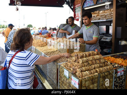 (180904) -- Istanbul, Sett. 4, 2018(Xinhua) -- Un cliente(L) interroga circa il prezzo in un mercato di Istanbul, Turchia, sul Sett. 4, 2018. Bagno turco inflazione accelerata in agosto al suo tasso più veloce in 15 anni, esercitare maggiore pressione sul già più debole di lira, mentre la banca centrale ha accennato ad un aumento dei tassi d interesse la prossima settimana. (Xinhua/Egli Canling) (yg) Foto Stock