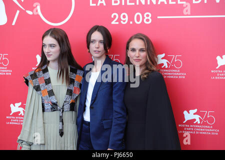 (180904) -- VENEZIA, Sett. 4, 2018 (Xinhua) -- attrice Raffey Cassidy, Stacy Martin e Natalie Portman (L a R) partecipare a "Vox Lux' photocall durante il settantacinquesimo Venice International Film Festival di Venezia, Italia, Settembre 4, 2018. (Xinhua/Cheng Tingting) (yg) Foto Stock