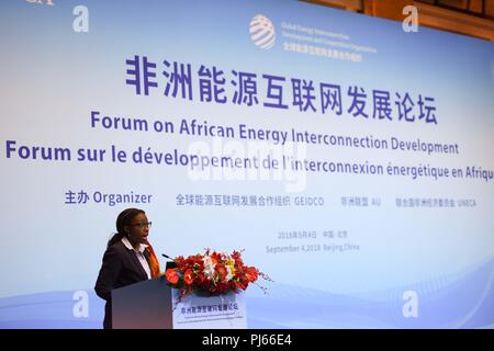 (180904) -- PECHINO, Sett. 4, 2018 (Xinhua) -- Vera Songwe, segretario esecutivo della Commissione economica delle Nazioni Unite per l'Africa (ECA), affronta il Forum su energia africana di sviluppo di interconnessione a Pechino Capitale della Cina, Sett. 4, 2018. Come evento collaterale del 2018 il vertice di Pechino del Forum di cooperazione sino-africano (FOCAC), il forum è organizzato da l'energia globale di sviluppo di interconnessione e Organizzazione di cooperazione (GEIDCO), l Unione Africana (AU) e ECA. (Xinhua/Chen Yehua)(MP) Foto Stock