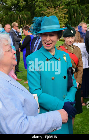 Il castello di Hillbrough, Irlanda del Nord. Il 4 settembre 2018. Sua Altezza Reale la Principessa Anna ha partecipato il Segretario di Stato per l Irlanda del Nord del giardino annuale festa al castello di Hillsborough, Princess Anne ha incontrato e parlato con i visitatori durante un aborigeno nei giardini. Hillsborough: Co Down: Regno Unito: 4° settembre 2018 Credit: Mark inverno/Alamy Live News Foto Stock