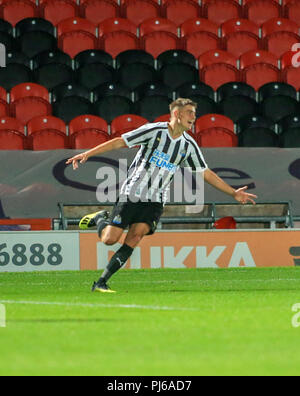 Doncaster, Regno Unito. Il 4 settembre 2018, Keepmoat Stadium, Doncaster, Inghilterra: Checkatrade EFL Trofeo, Doncaster v Newcastle U21 ; Elias Sorenson di Newcastle United U21's celebrando il loro terzo obiettivo di rendere 1-3 solo uso editoriale nessun uso non autorizzato di audio, video, dati, calendari, club/campionato loghi o 'live' servizi. Online in corrispondenza uso limitato a 45 immagini, nessun video emulazione. Nessun uso in scommesse, giochi o un singolo giocatore/club/league pubblicazioni e tutti English Football League immagini sono soggette a licenza DataCo Credito: News immagini /Alamy Live News Foto Stock