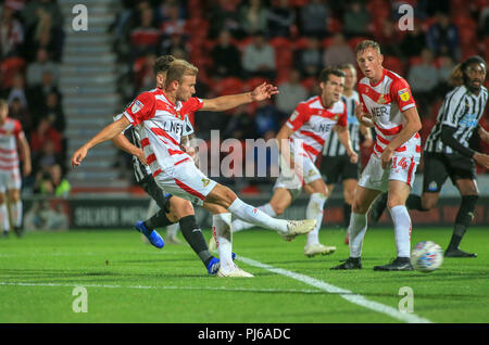 Doncaster, Regno Unito. Il 4 settembre 2018, Keepmoat Stadium, Doncaster, Inghilterra: Checkatrade EFL Trofeo, Doncaster v Newcastle U21 ; Herbie Kane di Doncaster Rovers spara a scopo solo uso editoriale nessun uso non autorizzato di audio, video, dati, calendari, club/campionato loghi o 'live' servizi. Online in corrispondenza uso limitato a 45 immagini, nessun video emulazione. Nessun uso in scommesse, giochi o un singolo giocatore/club/league pubblicazioni e tutti English Football League immagini sono soggette a licenza DataCo Credito: News immagini /Alamy Live News Foto Stock