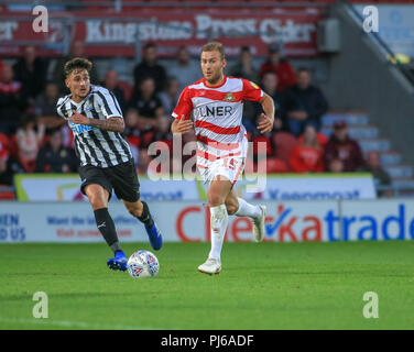 Doncaster, Regno Unito. Il 4 settembre 2018, Keepmoat Stadium, Doncaster, Inghilterra: Checkatrade EFL Trofeo, Doncaster v Newcastle U21 ; Herbie Kane di Doncaster Rovers alimentare attraverso il centrocampo solo uso editoriale nessun uso non autorizzato di audio, video, dati, calendari, club/campionato loghi o 'live' servizi. Online in corrispondenza uso limitato a 45 immagini, nessun video emulazione. Nessun uso in scommesse, giochi o un singolo giocatore/club/league pubblicazioni e tutti English Football League immagini sono soggette a licenza DataCo Credito: News immagini /Alamy Live News Foto Stock