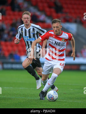 Doncaster, Regno Unito. Il 4 settembre 2018, Keepmoat Stadium, Doncaster, Inghilterra: Checkatrade EFL Trofeo, Doncaster v Newcastle U21 ; Alfie Bestin di Doncaster Rovers porta la palla fuori della difesa solo uso editoriale nessun uso non autorizzato di audio, video, dati, calendari, club/campionato loghi o 'live' servizi. Online in corrispondenza uso limitato a 45 immagini, nessun video emulazione. Nessun uso in scommesse, giochi o un singolo giocatore/club/league pubblicazioni e tutti English Football League immagini sono soggette a licenza DataCo Credito: News immagini /Alamy Live News Foto Stock