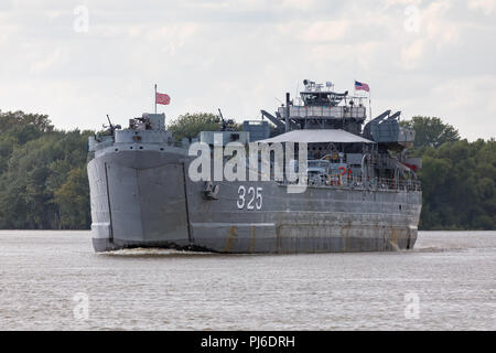 Keithsburg, Illinois, Stati Uniti d'America. Il 4 settembre, 2018. La II Guerra Mondiale nave USS LST-325 passa in direzione sud sul fiume Mississippi nel vicino Keithsburg, Illinois. Il restaurato nave da guerra è di ritorno da una visita a Dubuque, Iowa e si basa sul Fiume Ohio in Evansville, Indiana. Credito: Keith Turrill/Alamy Live News Foto Stock