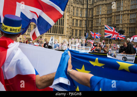 Londra, Regno Unito. 5 Settembre, 2018. Pro-Brexit attivisti provenienti da Regno Unito Unity e pro-UE attivisti da Stand di Defiance Movimento europeo (SODEM) protestare fuori del parlamento di Westminster. Credito: Mark Kerrison/Alamy Live News Foto Stock
