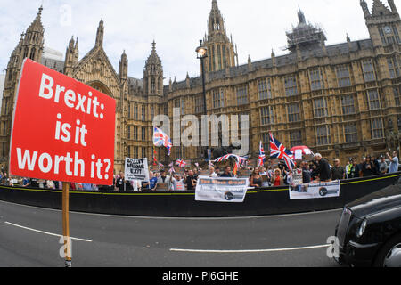 Westminster, Londra, Regno Unito. 5° settembre 2018. Conteggio Pro-Brexit anti-Brexit targhetta di contenimento per bloccare il Parlamento e il tradimento Brexit! Marzo a Westminster, Londra, Regno Unito. 5 settembre 2018. Credito: Picture Capital/Alamy Live News Foto Stock