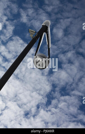 Congelati strada lampada alta nel cielo Foto Stock