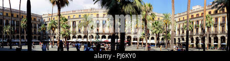 Barcellona Catalogna/Spagna, un panorama di Plaça Reial vicino a Las Ramblas, ristoranti e bar a un pomeriggio occupato Foto Stock