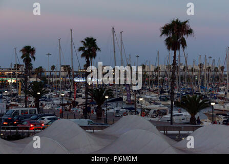 Barcellona,Cataluña/Spagna:vista della Marina di Barcellona e ristoranti, pieno di barche, auto e persone. Foto Stock