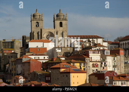 Sunny panorama del porto - pittoresco centro storico con la cattedrale nel punto centrale Foto Stock