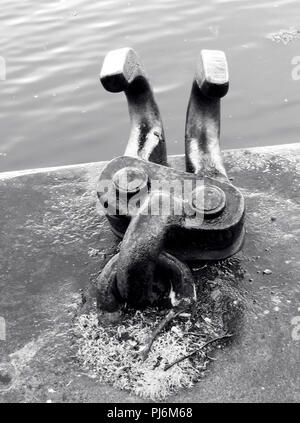 Articolato in acciaio Bollard ormeggio a Dublino, Irlanda, dock interno nave attende per entrare in porto. Foto Stock